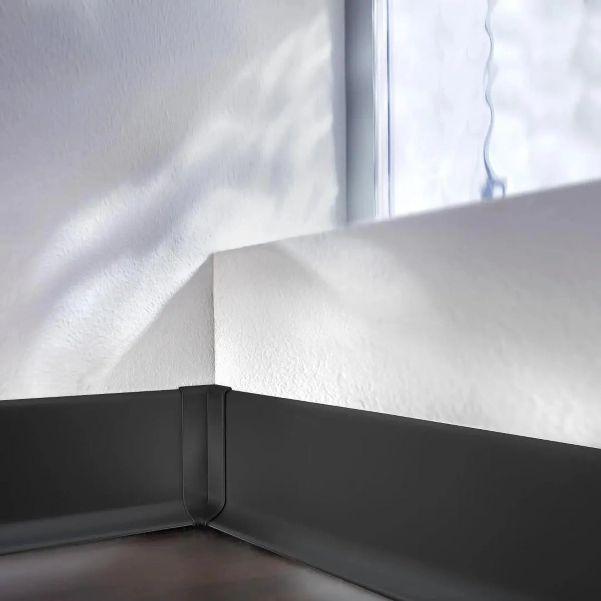 Image d'ambiance Angle intérieur noir mat pour plinthes en aluminium posées devant un mur #FR0005091
#FR0005096