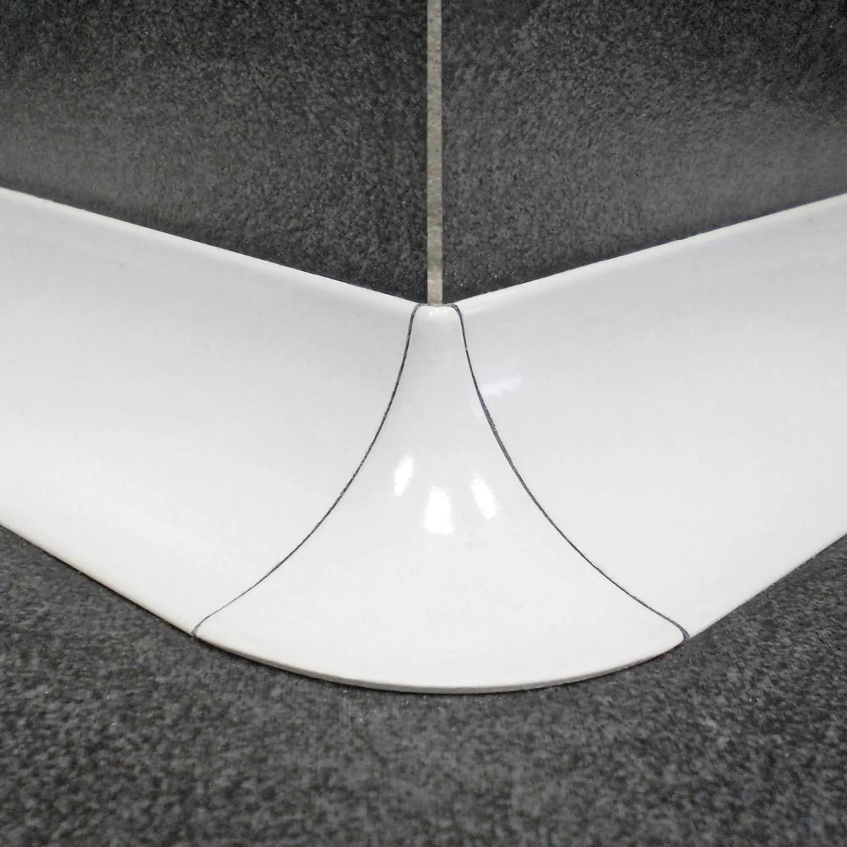 Ambientebild weißes Wandanschlussprofil mit Außenecke #A0002913 #A0002210 #A0002216 #A0002224