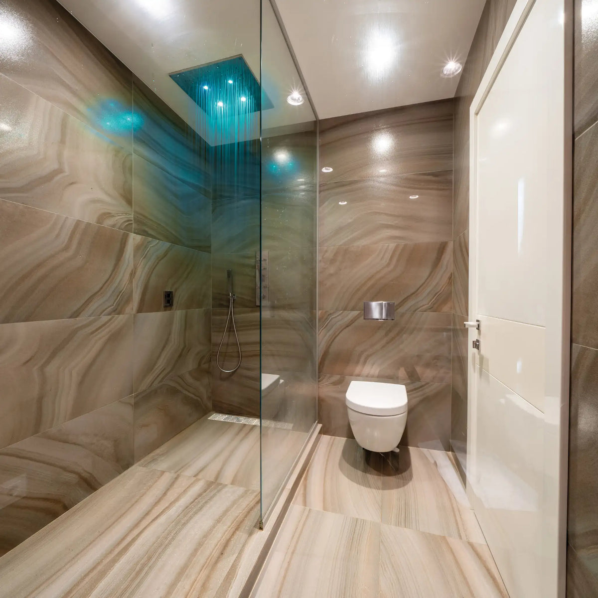 Ambientebild Badezimmer mit Toilette, bodengleicher Dusche und Duschtrennwand