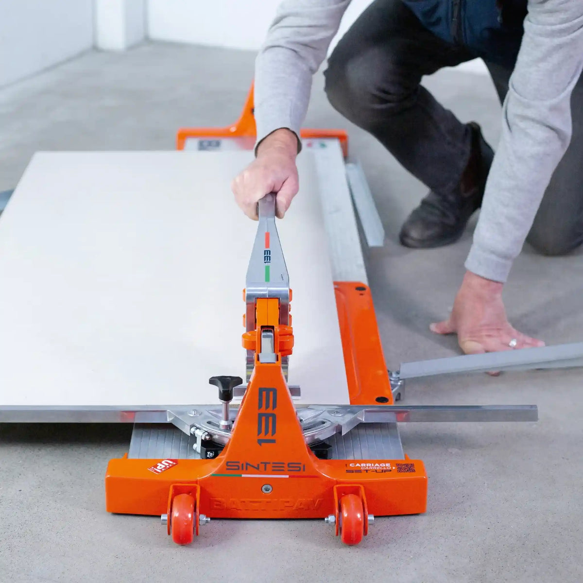 Tile cutter Battipav SINTESI in use