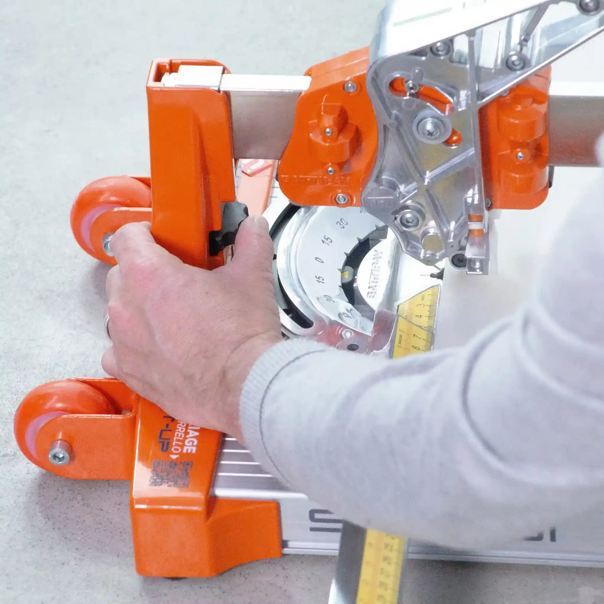 Example image of using the height adjustment of the Battipav SINTESI tile cutter
