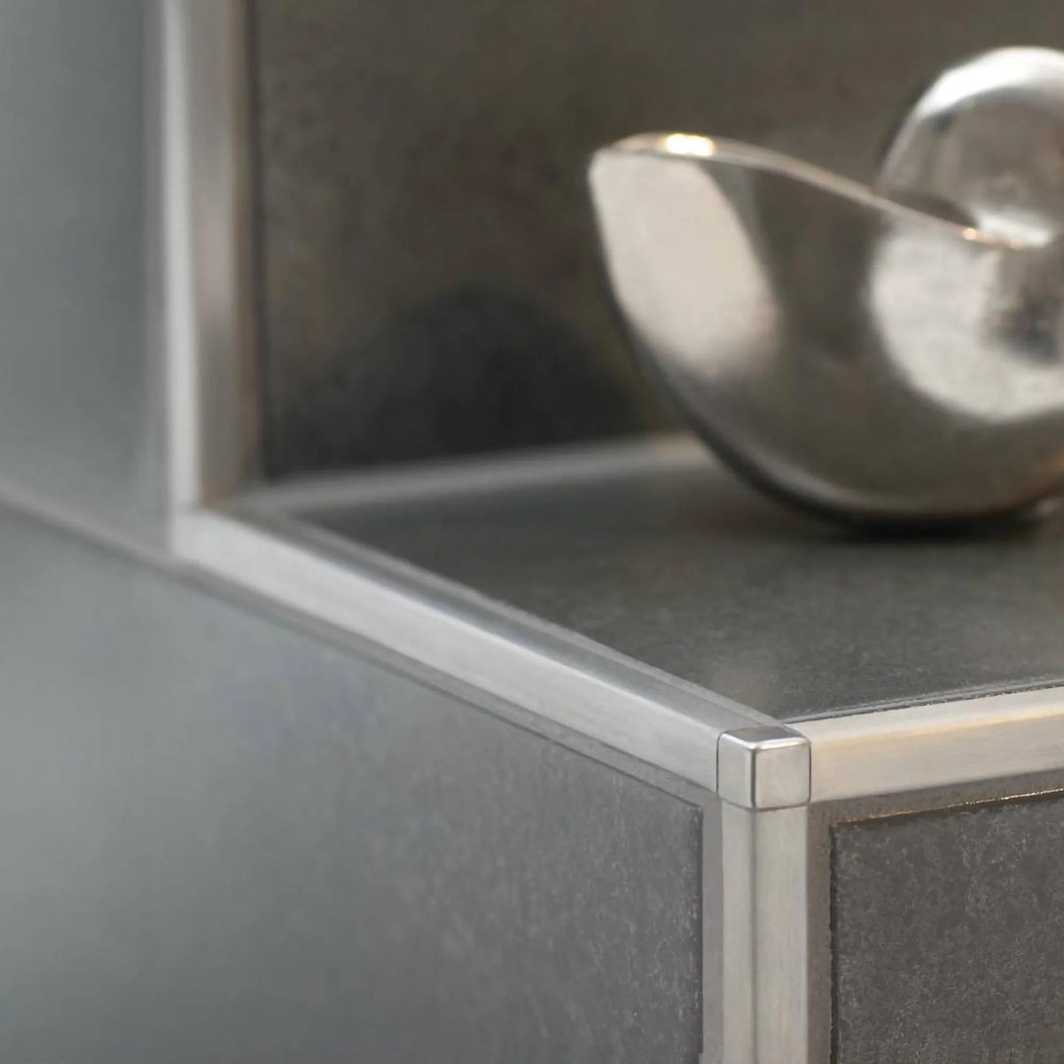 Ambientebild Quadratprofil in Aluminium an Fliesen verlegt