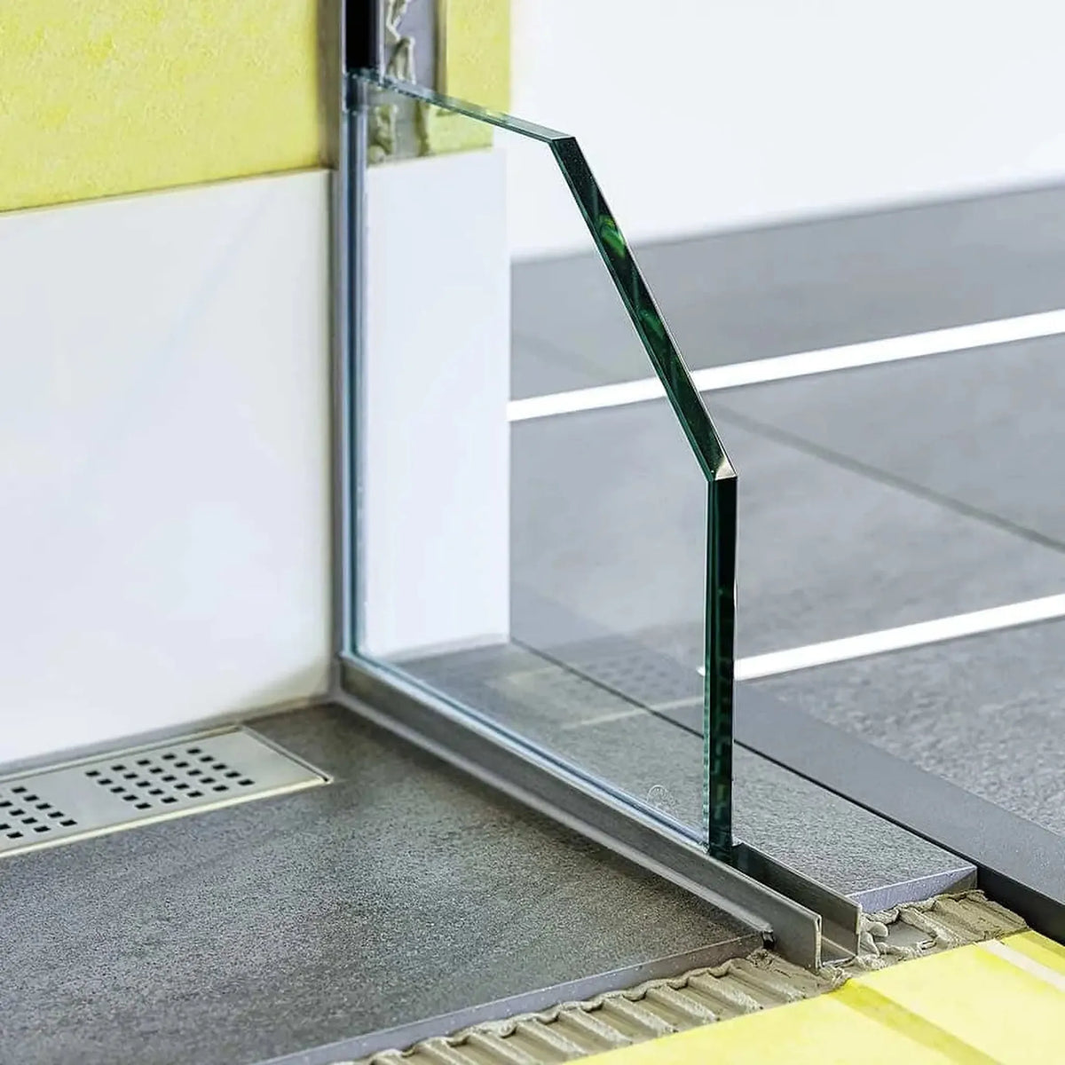 Cale de pente pour recevoir le verre en acier inoxydable brossé, côté droit Image d'ambiance avec vitre dans le profilé en U #FR0002773
#FR0002775
#FR0002777
#FR0002906