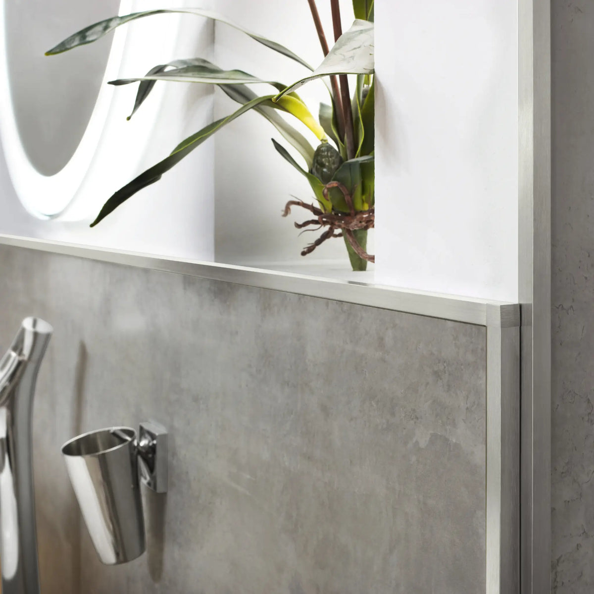 Ambientebild Quadratprofil in Aluminium in einem Badezimmer verbaut