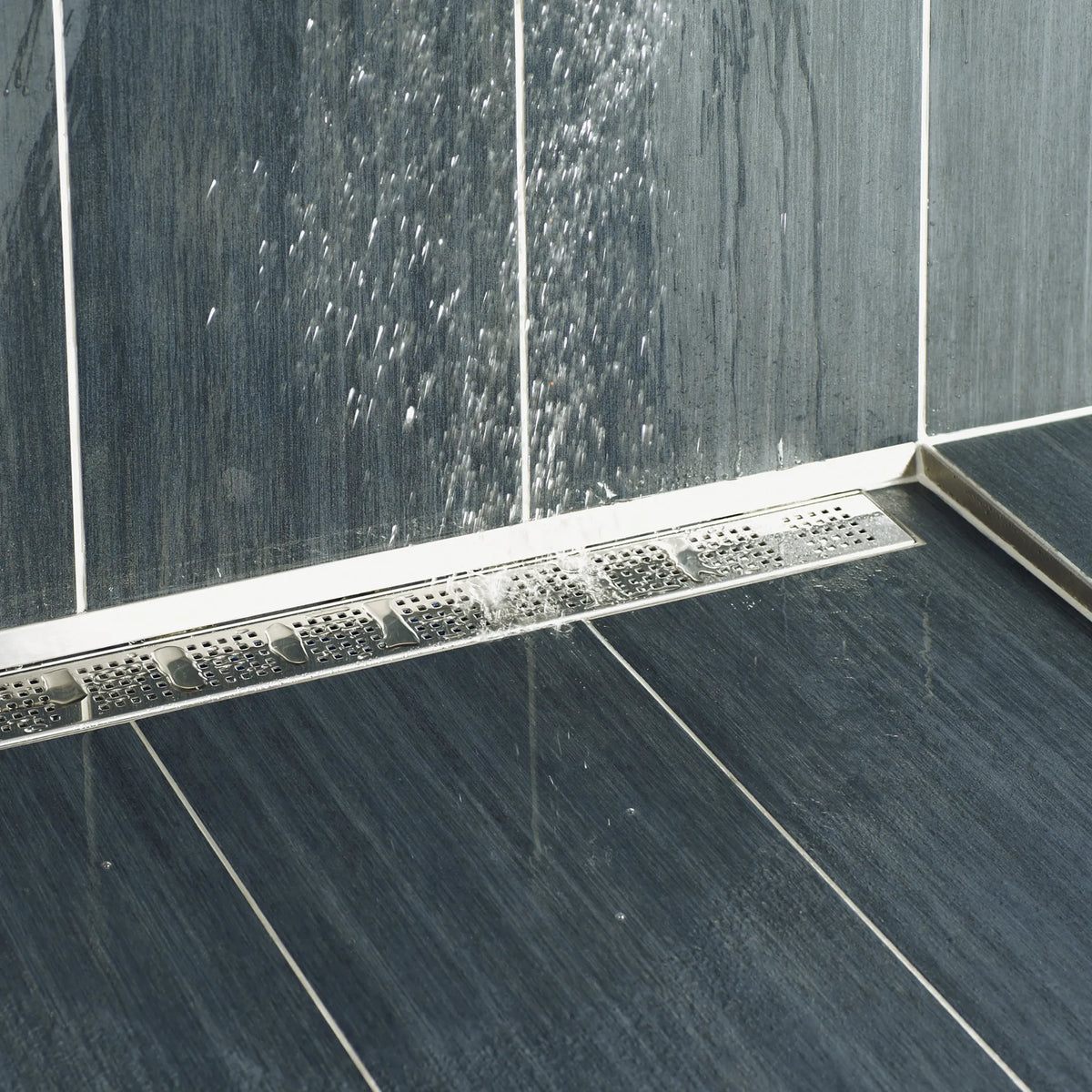 Ambience image of the shower drain with Square-grateabdeckung in a bodengleichen shower