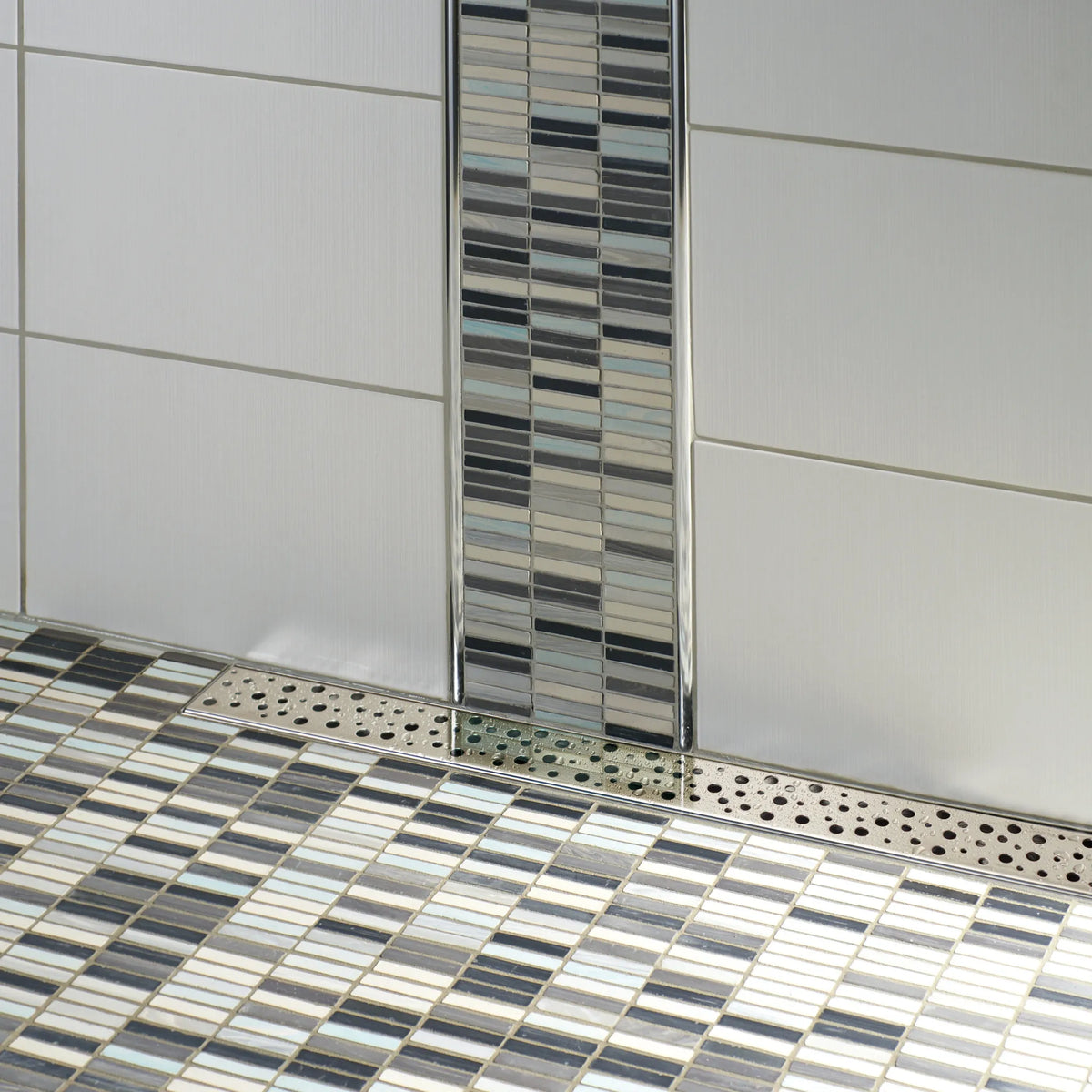Ambience image of the shower drain with Square-grateabdeckung in a bodengleichen shower with different tiles.
