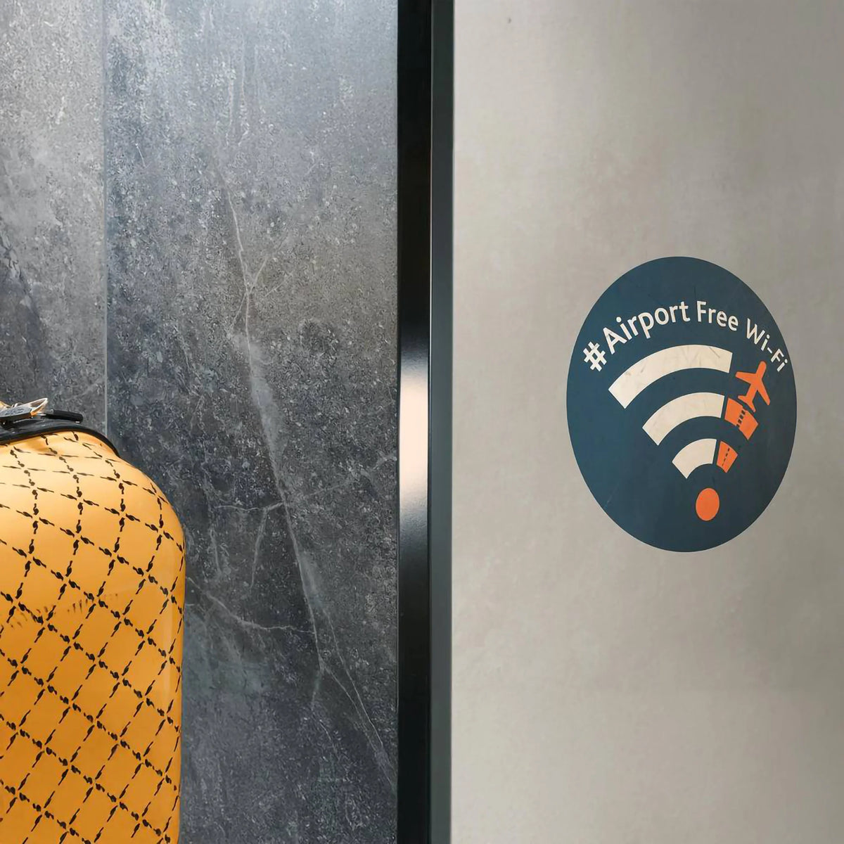 Ambientebild schwarzer Eckschutzwinkel installiert an einer Wand in einem Flughafen