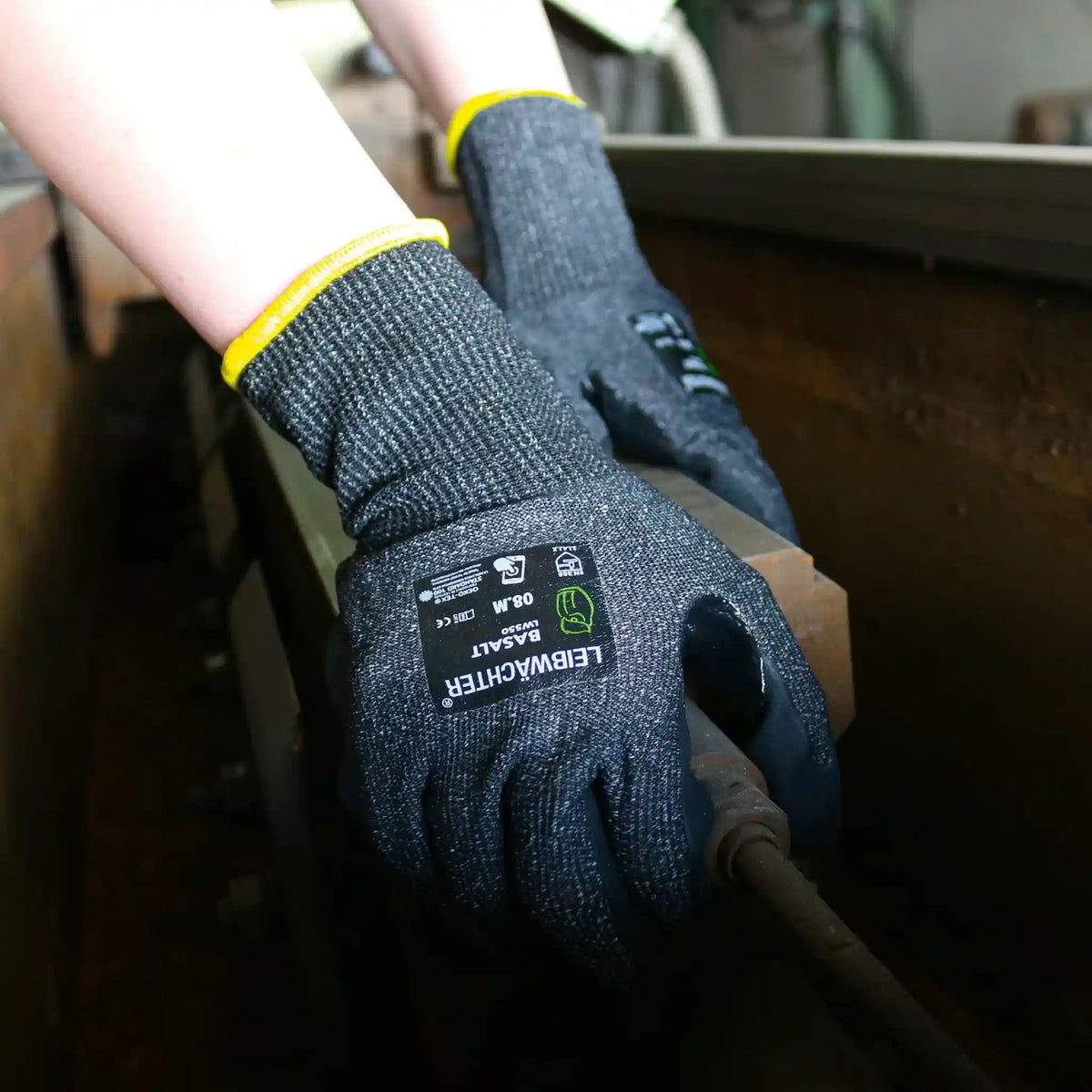 Les gants Triuso Basalt en cours d'utilisation