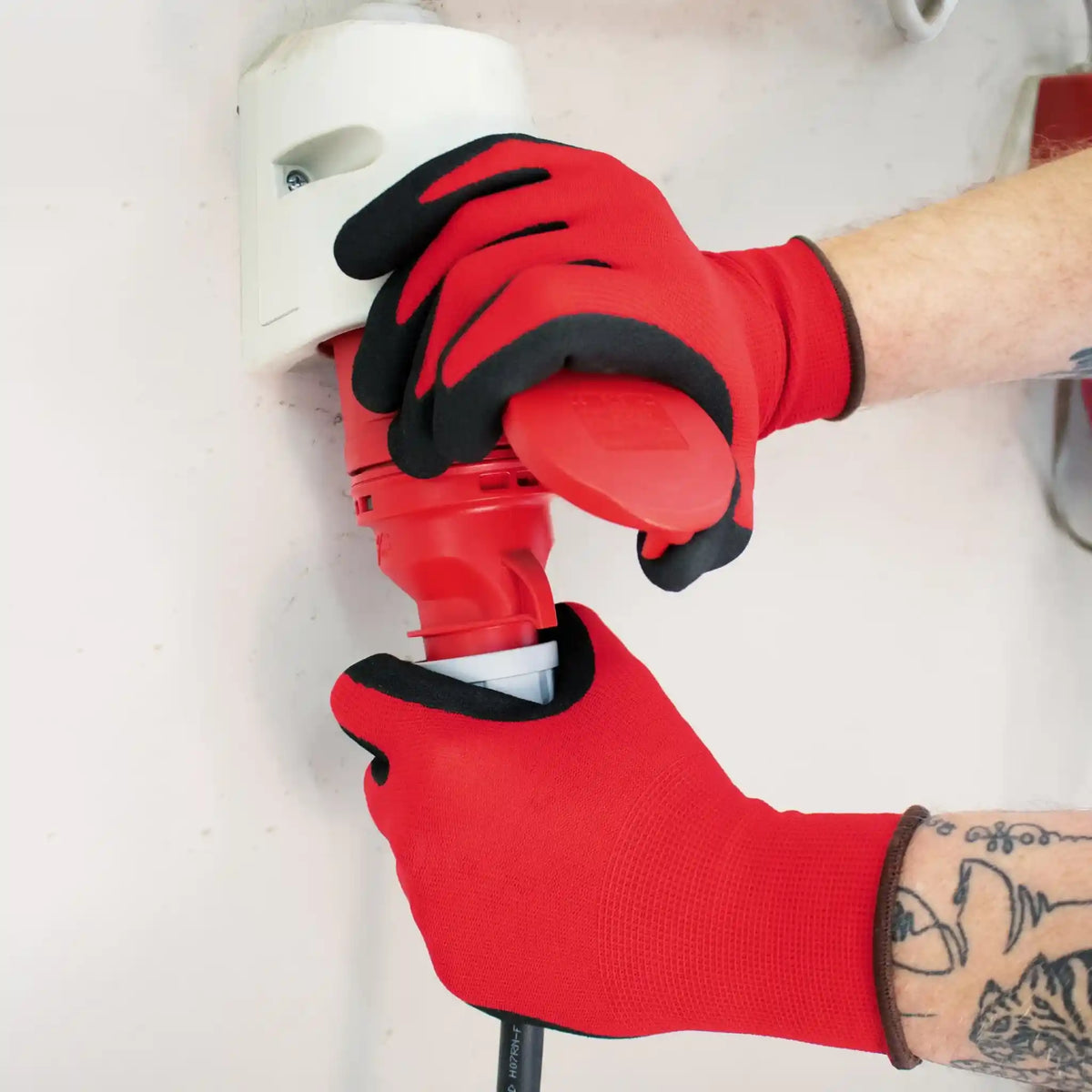 Exemple d'utilisation des gants Precision pour brancher une prise de courant fort