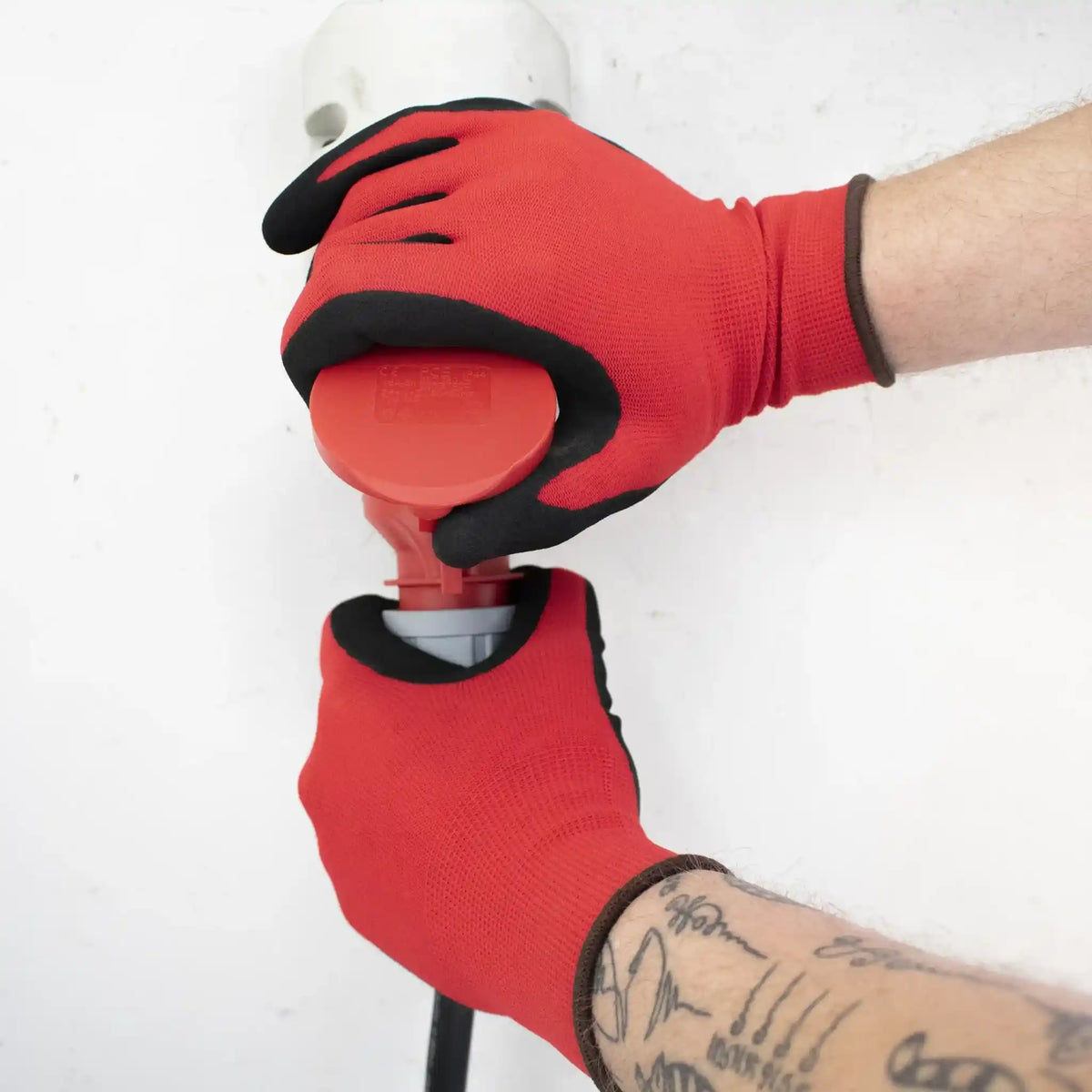 Exemple d'utilisation des gants Precision pour brancher une fiche 32 A