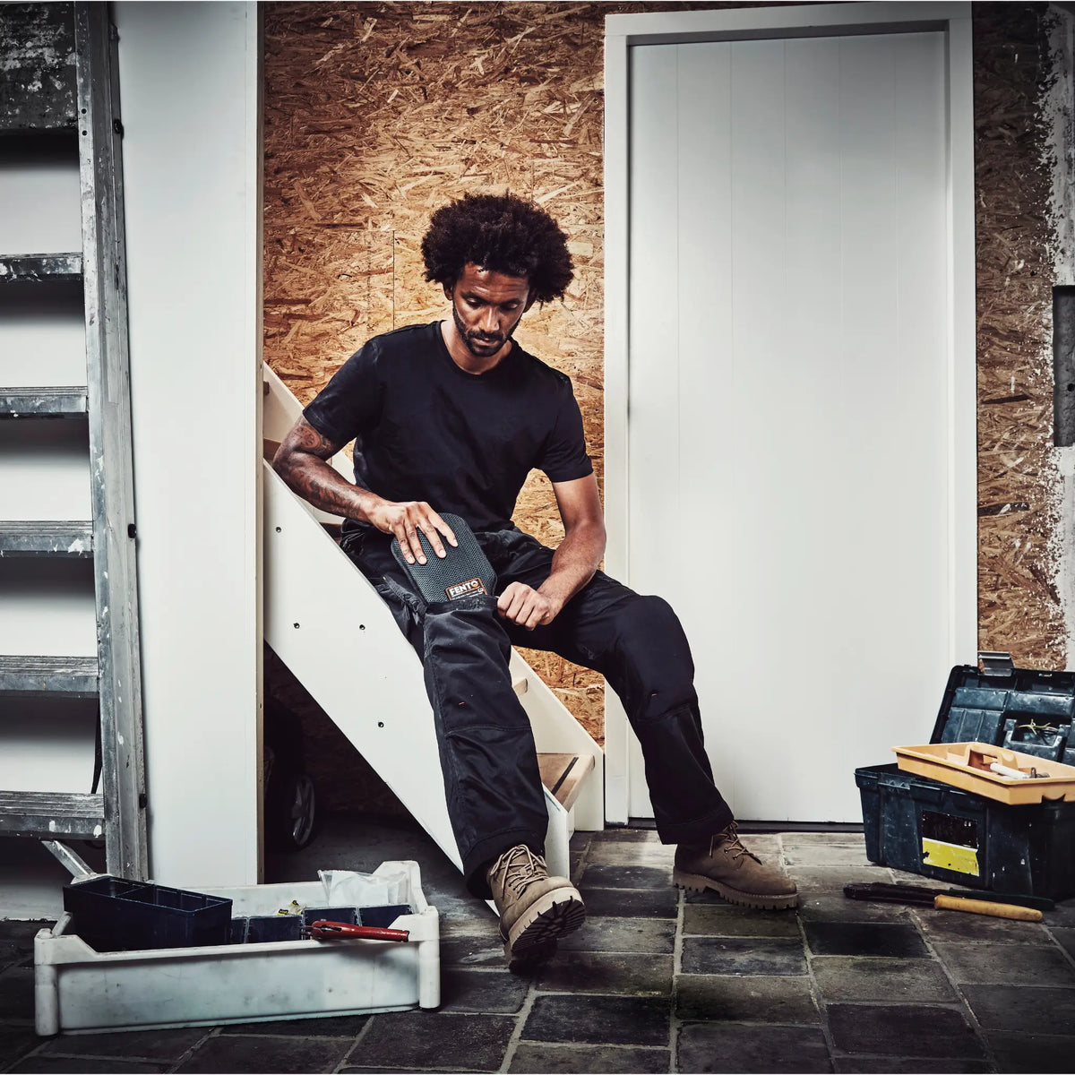 Fento Pocket Knieschoner beim einsetzen in eine standard Arbeitshose