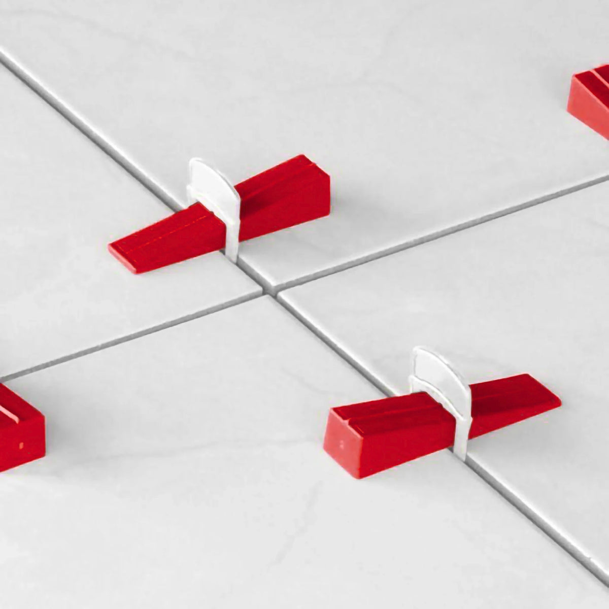 Sfeerbeeld nivelleerwiggen tussen tegels