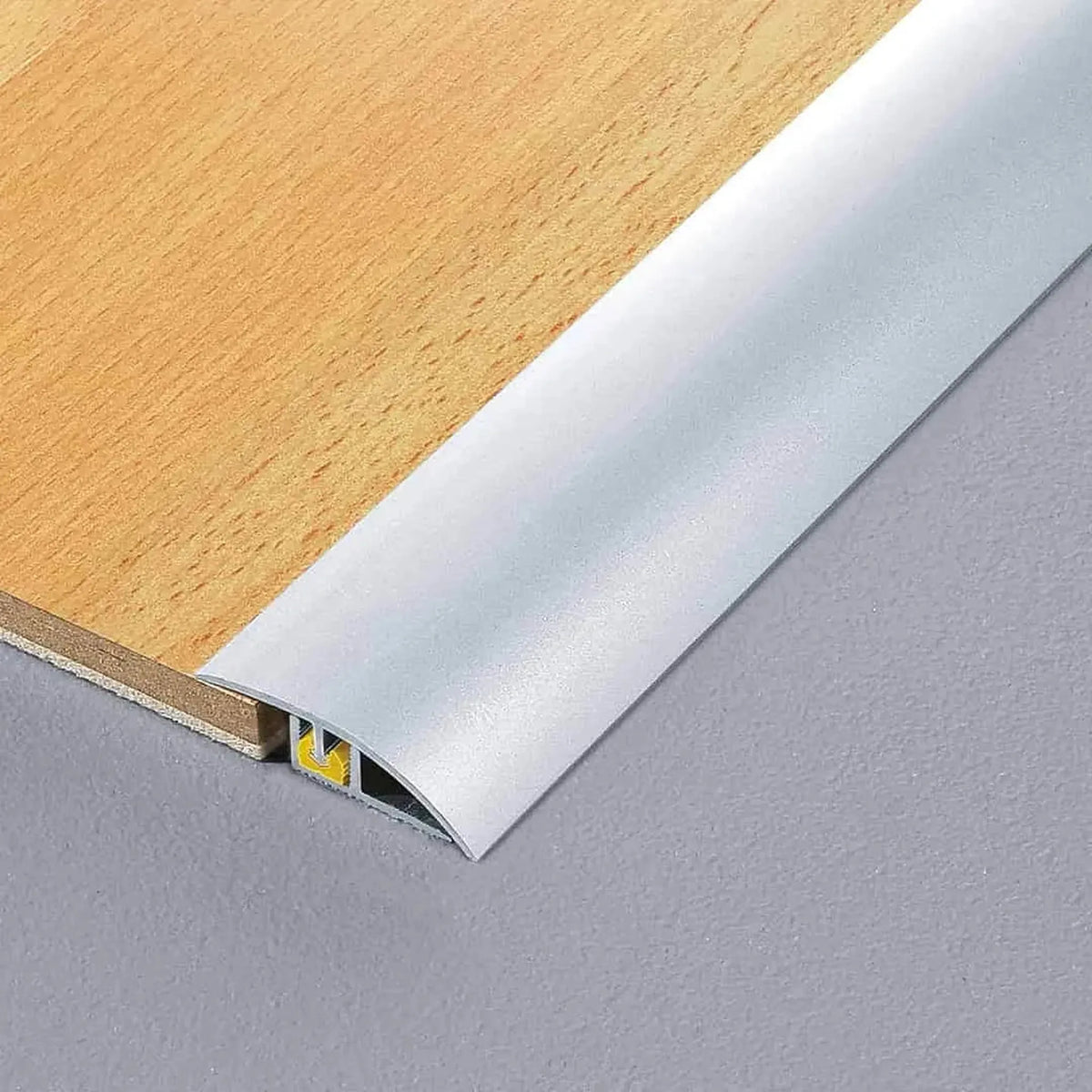 profilé de finition Clip aluminium argent mat posé sous le parquet #FR0003690 #FR0003691