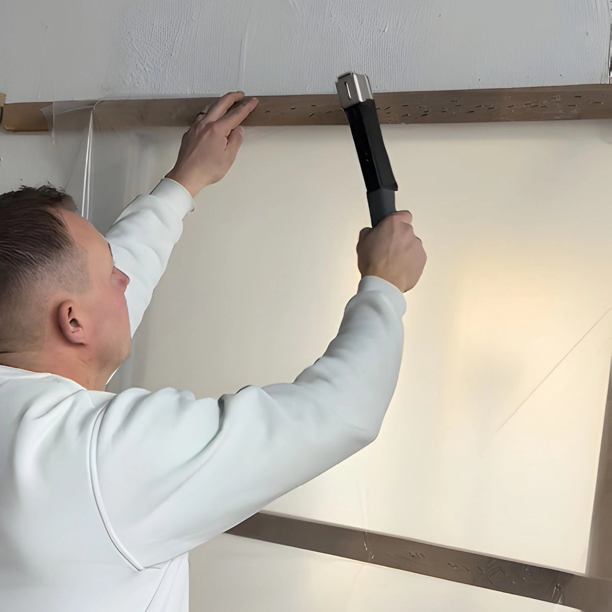 Ambientebild Triuso Hammertacker Premium Line vor Holzrahmen