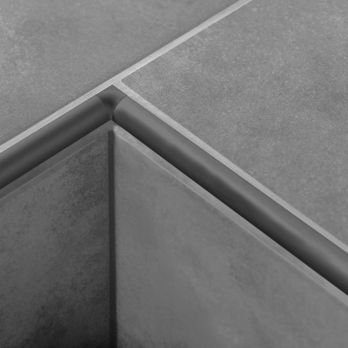 Image d'ambiance de l'angle intérieur pour profilé en quart de cercle gris béton