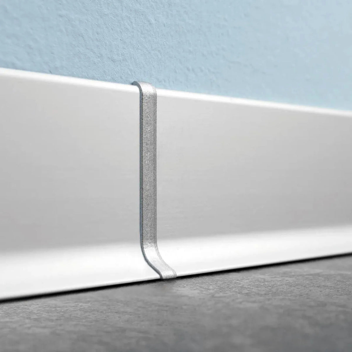 Ambientefoto des S-förmigen Verbinder für Sockelleiste Aluminium silber matt mit Befestigungsclips #A0002043
#A0002048
#A0002053
#A0002058
#A0002802