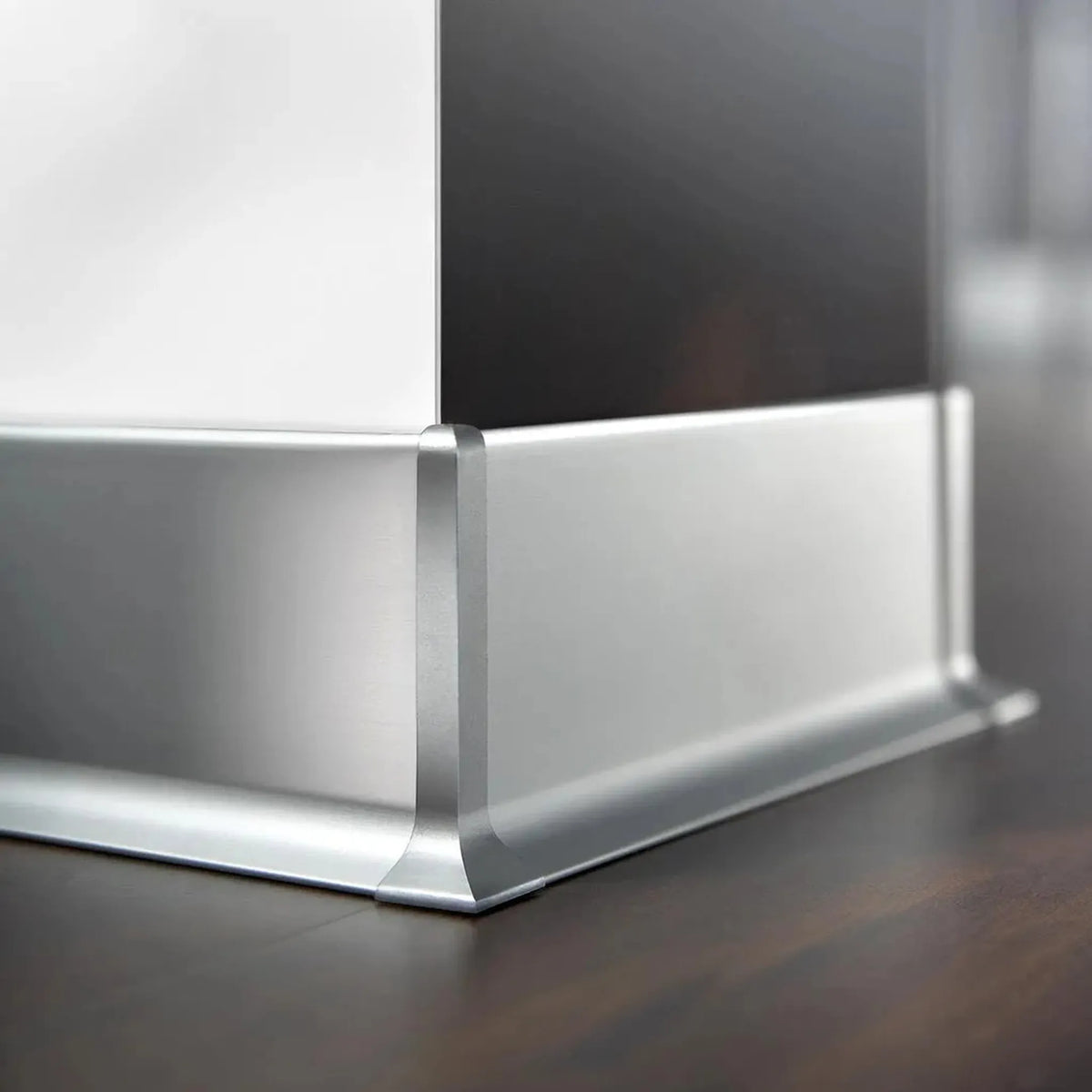 Zamontowana na ścianie srebrna listwa przypodłogowa z aluminium z widokiem na narożnik zewnętrzny #A0002039 #A0002044 #A0002049 #A0002054