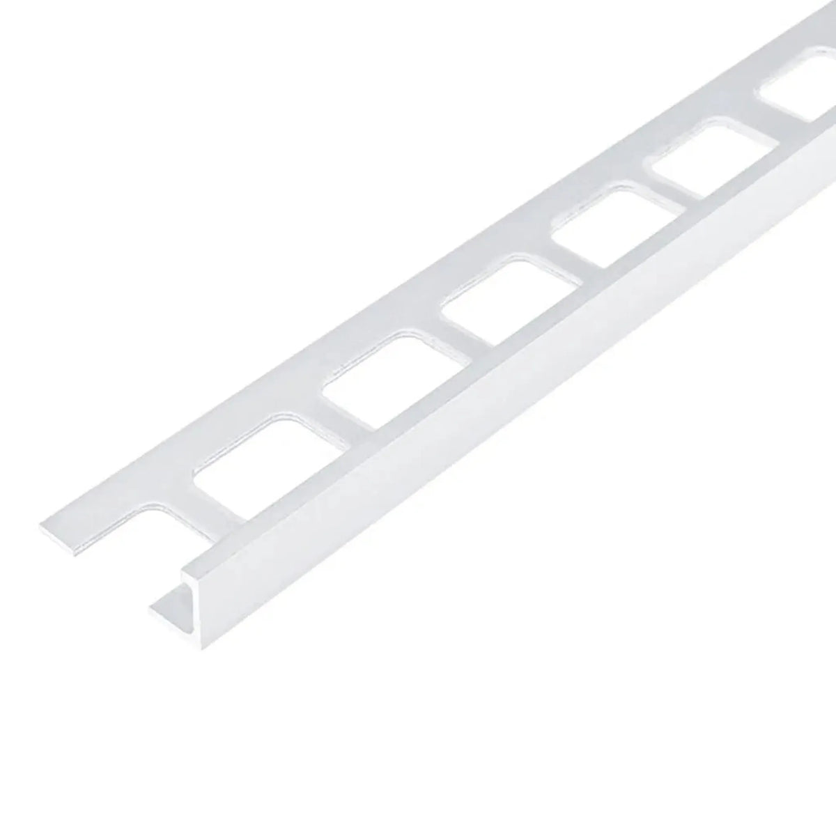 Gros plan du profilé d'angle en aluminium blanc revêtu par poudrage avec découpe carrée