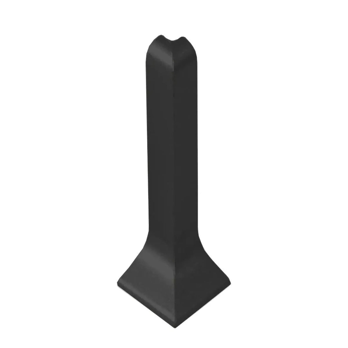 Zbliżenie czarnego matowego narożnika zewnętrznego do listwy przypodłogowej z aluminium #A0005088 #A0005093