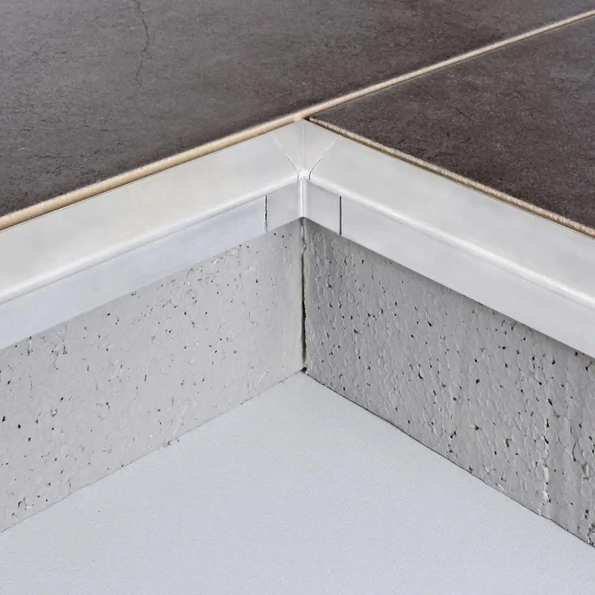 Bild einer verbauten, silber eloxierten Innenecke Balkonwikelprofil Tropfkante mit zugehörigen Profil #A0003309