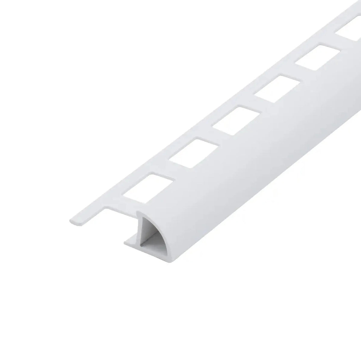 Profilé fermé en quart de cercle en PVC blanc teinté dans la masse avec découpe carrée