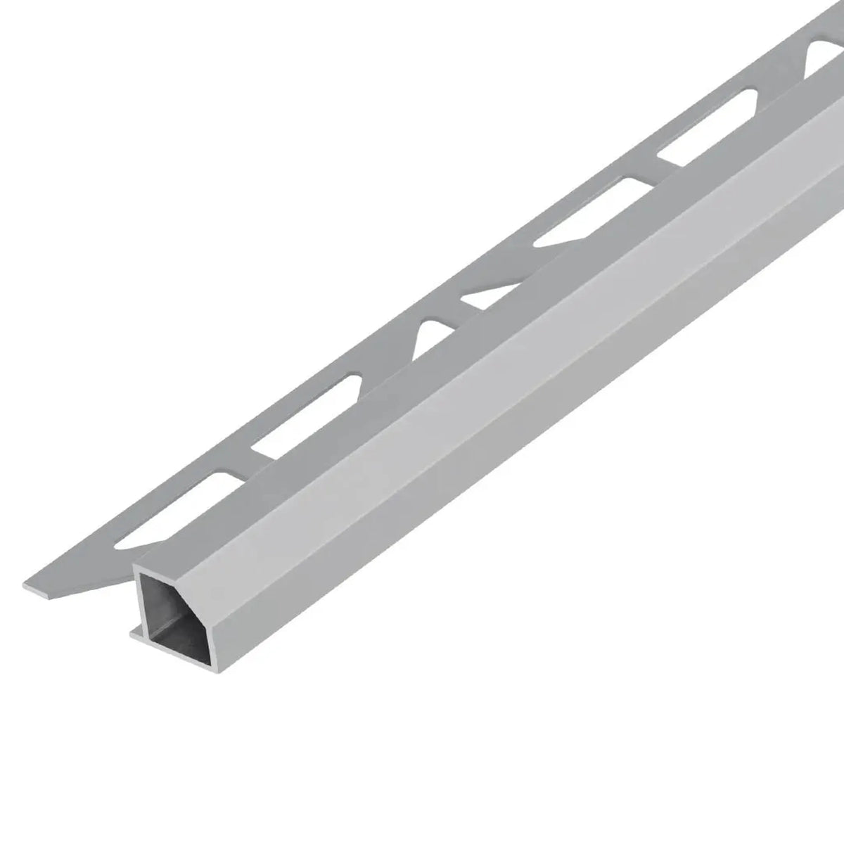 Betongrau pulverbeschichtetes Quadratprofil aus Aluminium mit abgeschrägter Sichtkante sowie Dreiecksstanzung und matter Optik.