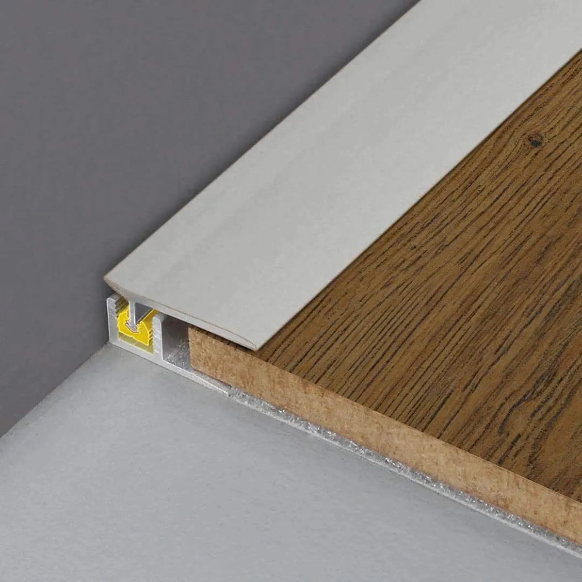Verbautes silber,eloxiertes Wandanschlussprofil Clip mit braunen eingeschobenen Holzboden #A0003699
#A0003700