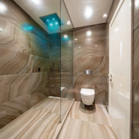 Ambientebild Badezimmer mit Toilette, bodengleicher Dusche und Duschtrennwand