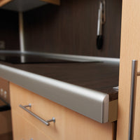 Ambientebild Arbeitsplattenprofil in Titan an einer Arbeitsplatte aus Holz installiert #A0002366