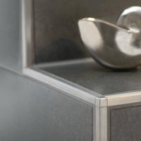 Ambientebild Quadratprofil in Aluminium an Fliesen verlegt