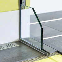 Cale de pente pour recevoir le verre en acier inoxydable brossé, côté droit Image d'ambiance avec vitre dans le profilé en U #FR0002773
#FR0002775
#FR0002777
#FR0002906