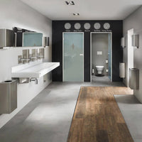 Ambientebild Quadratprofil in einem großen Badezimmer verbaut