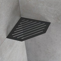 Ambientebild schwarze  fünfeckige Duschablage in einer Ecke eingebaut
#A0004292