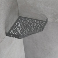 Ambientebild betongraue fünfeckige Duschablage in einer Ecke eingebaut
#A0004311