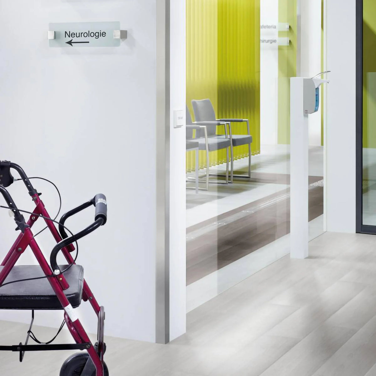 Ambientebild silberne Eckschutzwinkel an einer Tür in einem Krankenhaus verbaut