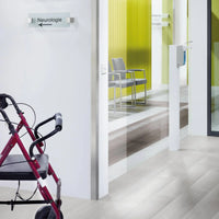 Ambientebild silberne Eckschutzwinkel an einer Tür in einem Krankenhaus verbaut
