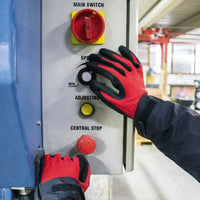Les gants Triuso Precision lors de la manipulation d'un commutateur industriel