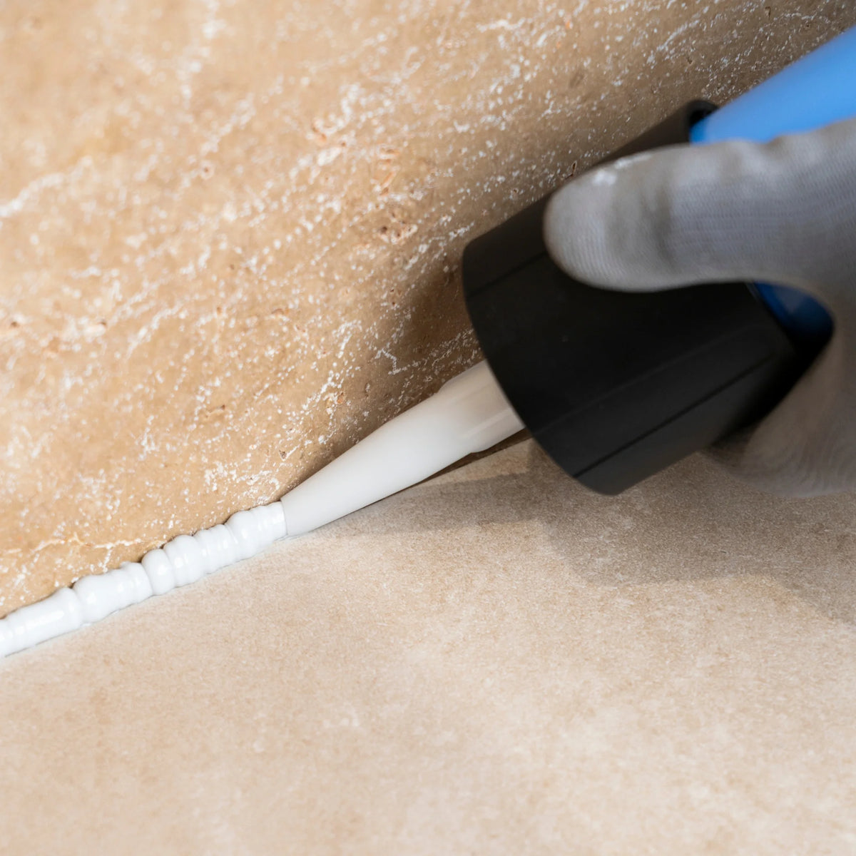 OTTOSEAL S 70 lors du jointoiement d'un joint.