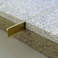 Profilé de séparation en forme de T en laiton naturel pour terrazzo, grande variante 25 mm, image d'ambiance #A0005450