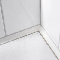 Ambientebild weisses Wandanschlussprofil zwischen weissen Wand- und Bodenfliesen #A0002912 #A0002914