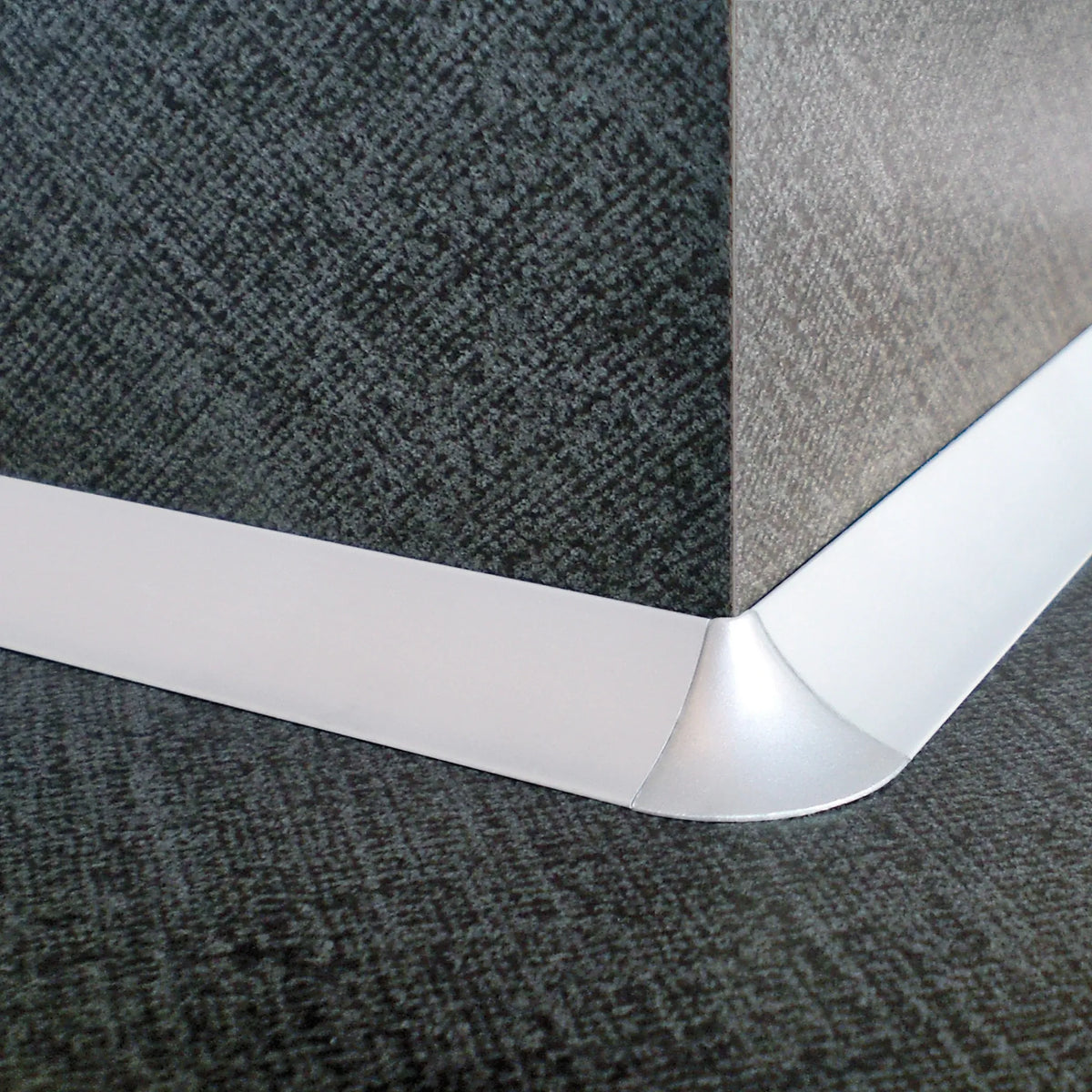 Ambientebild Wandanschussprofil in weiss zwischen Boden und Wand installiert #A0002209 #A0002215 #A0002223