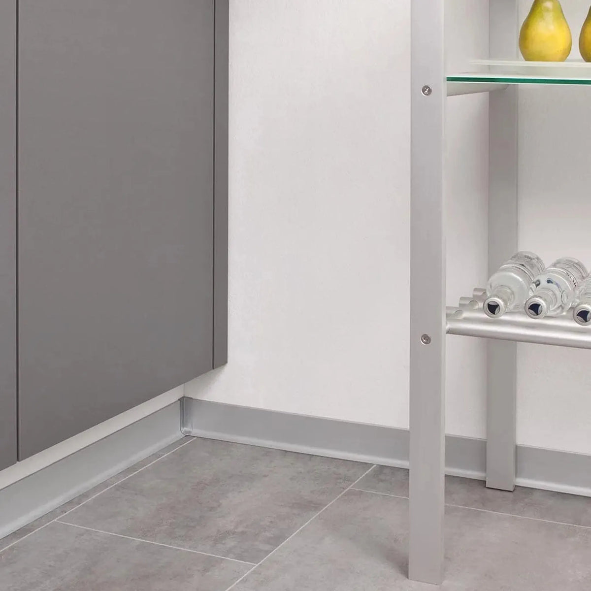 In een ruimte aan de wand aangebrachte zilveren plint uit aluminium met binnenhoek #A0002059
#A0002060
#A0002061
#A0002062