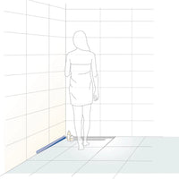 Illustration eines verbauten linken Gefällekeils für den seitlichen Wandanschluss mit Frau in Dusche #A0002345 #A0004462 #A0002347 #A0004468 #A0002351 #A0004463 #A0002353 #A0004469 #A0002355 #A0004464 #A0004470 #A0005205 #A0005206 #A0005207 #A0005208 #A0002357