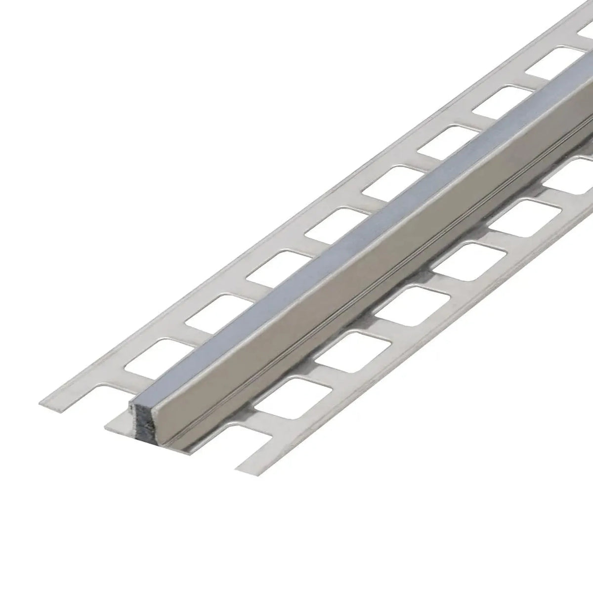 Gros plan du profilé de joint de dilatation en acier inoxydable avec deux ailes perforées et insert EPDM gris