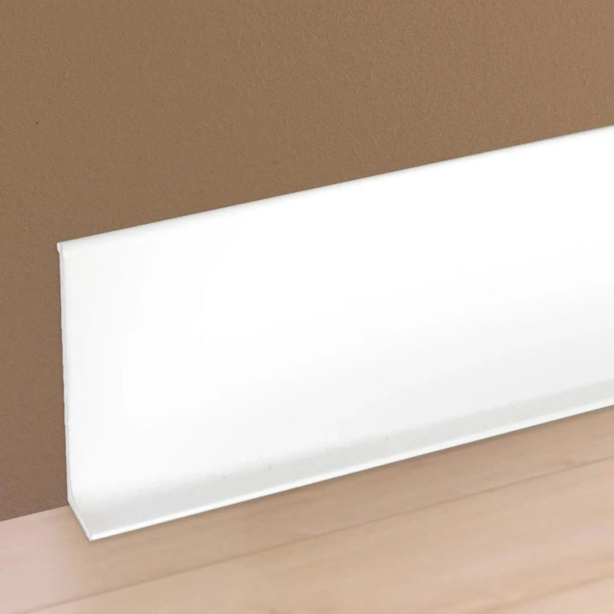 Close-up van een aan de wand aangebrachte witte plint uit aluminium #A0004272
#A0005105
