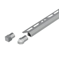 Betongrau pulverbeschichtetes Quadratprofil aus Aluminium mit abgeschrägter Sichtkante sowie Dreiecksstanzung und matter Optik inklusive Innen- und Außenecken.