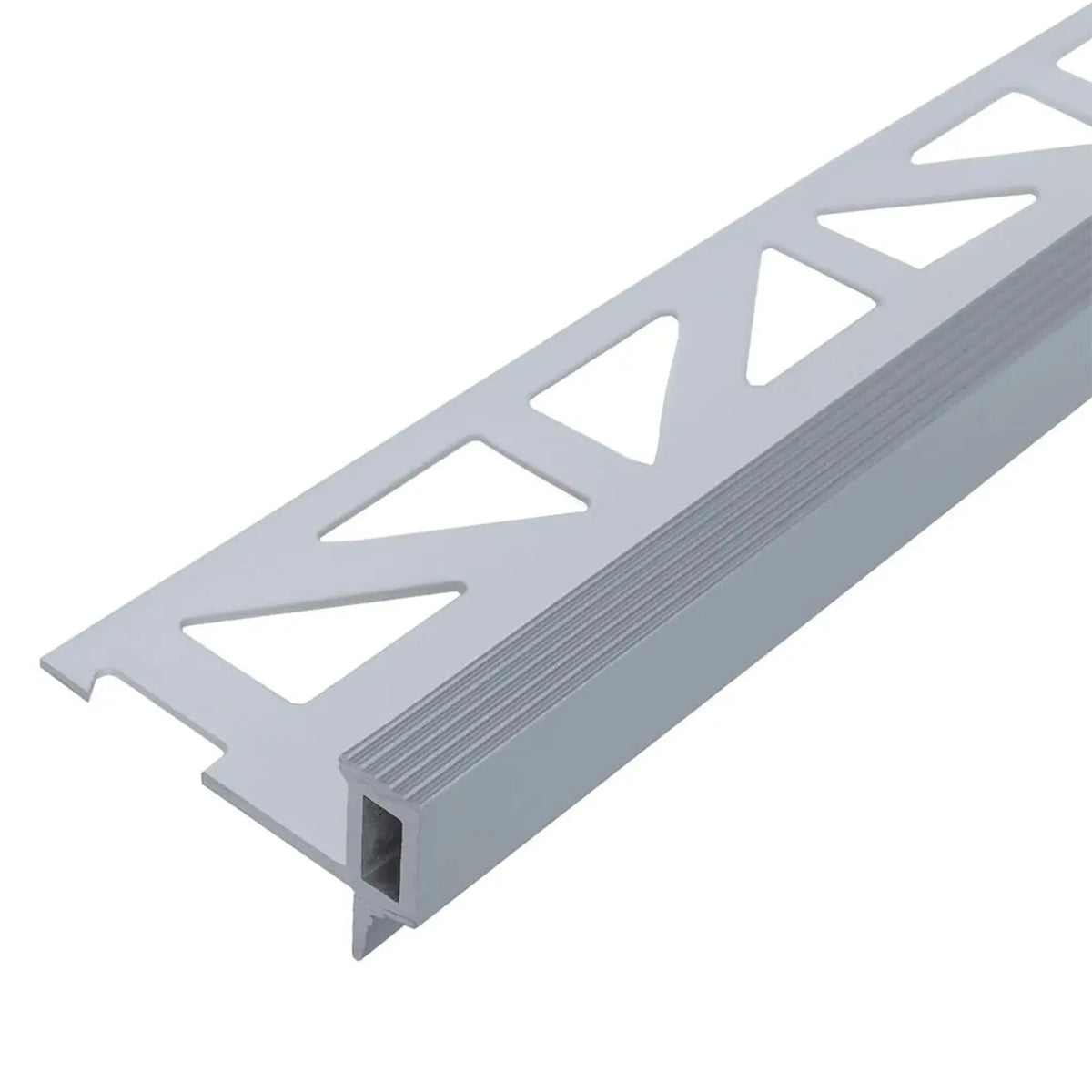 Nahaufnahme Stufenprofil Squarestep Aluminium mit Schenkel mit Dreieckstanzung, geriffelter Trittkante und schmalen Kantenschutz nach unten #A0004653
#A0004654
#A0004656
#A0004660
#A0004661
#A0004662
