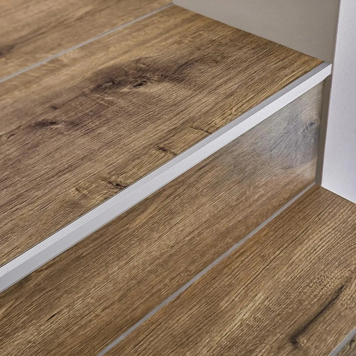 Verarbeitetes Stufenprofil Squarestep Aluminium auf Treppe mit Holzbelag